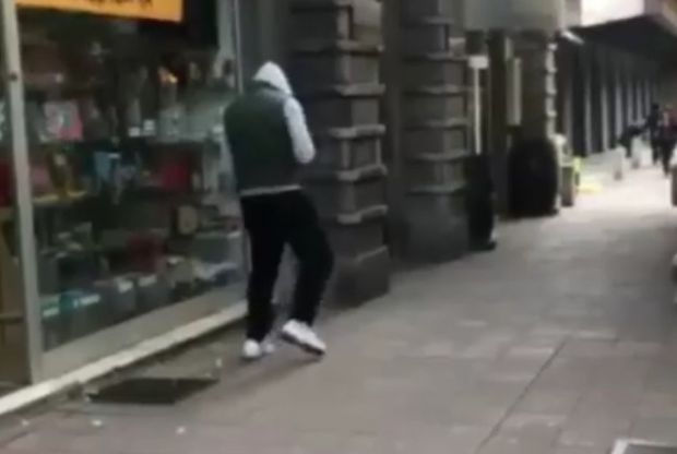 СКАНДАЛОЗАН СНИМАК: Дарко Костић се тетура центром Београда, не може да стоји на ногама (ВИДЕО)